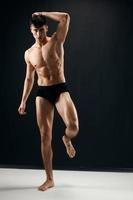 musculoso homem dentro Sombrio calção posando fisiculturista foto