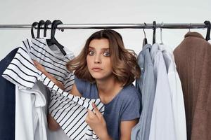 lindo mulher roupas loja comprador venda Diversão estilo de vida foto