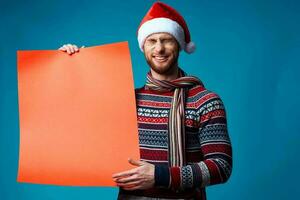 alegre homem dentro uma Natal laranja brincar poster estúdio posando foto