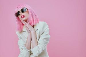 positivo jovem mulher dentro branco blazer Rosa cabelo glamour cosméticos Rosa fundo inalterado foto