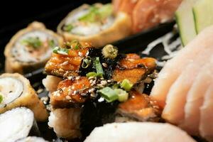 conjunto de sushi de frutos do mar japonês foto