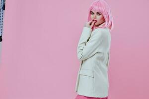 positivo jovem mulher dentro branco blazer Rosa cabelo glamour cosméticos cor fundo inalterado foto