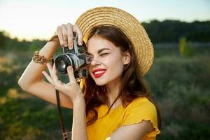 mulher com vermelho lábios parece para dentro a Câmera lente fresco ar viagem estilo de vida foto