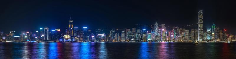 vista panorâmica colorida do horizonte de hong kong à noite foto