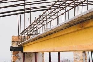 monolítico quadro, Armação construção do a prédio. maciço tijolo paredes. quadro, Armação para paredes. reforço metal estrutura para concreto derramando. concreto teto cofragem. casa construção foto