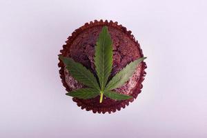 muffin de chocolate e folha de maconha verde foto