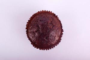 bolo de muffin de chocolate em um fundo cinza