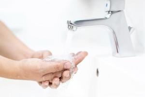 lavar seu mãos para evita germes. foto