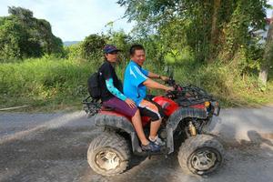 nakhonnayok, Tailândia - dezembro 19 turistas equitação atv para natureza aventura em sujeira rastrear em dezembro 19, 2015, tailândia. foto