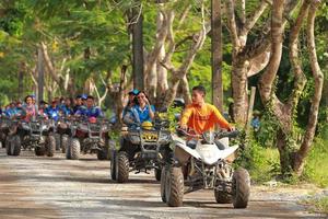 nakhonnayok, Tailândia - dezembro 19 turistas equitação atv para natureza aventura em sujeira rastrear em dezembro 19, 2015, tailândia. foto