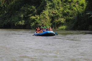 nakhonnayok, tailândia, dezembro 19 grupo do aventureiro fazendo branco água rafting às barragem, em dezembro 19, 2015, o rio é popular para Está cênico natureza visualizar. foto