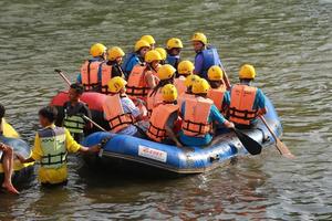 nakhonnayok, tailândia, dezembro 19 grupo do aventureiro fazendo branco água rafting às barragem, em dezembro 19, 2015, o rio é popular para Está cênico natureza visualizar. foto