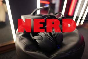 nerd conceito. profissional fones de ouvido com microfone e vr óculos para vídeo jogos e cyber Esportes em fundo. foto