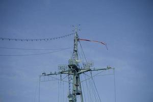 navio de guerra mastro contra a azul céu foto