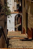 limitar ruas dentro a velho Cidade do Benidorm, Espanha em uma caloroso verão dia foto