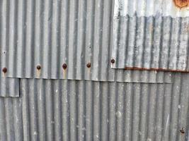 fechar-se velho e oxidado ondulado zinco Folha parede, grunge fundo metal textura foto