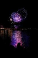 fogos de artifício mostrar às noite em a margens do a mar do alicante Espanha foto