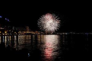 fogos de artifício mostrar às noite em a margens do a mar do alicante Espanha foto