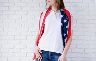 branco pólo camisa em mulher sobre EUA bandeira fundo, brincar Projeto foto