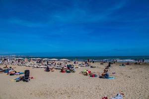 de praia panorama com ensolarado arenoso de praia dentro alicante, Espanha foto