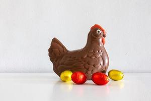 chocolate Páscoa chanterelle em uma fundo com chocolate ovos foto