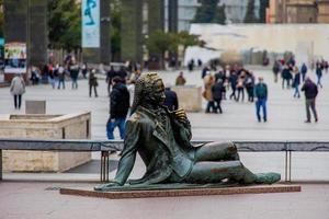 urbano panorama com goya monumentos dentro Zaragoza em uma nublado dia foto