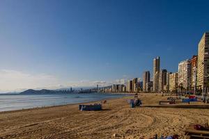 panorama do Benidorm Espanha dentro uma ensolarado dia em a Beira Mar foto