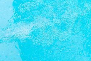 fundo de água borbulhante de uma piscina azul foto