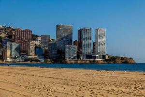 panorama do Benidorm Espanha dentro uma ensolarado dia em a Beira Mar foto