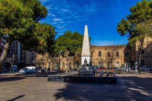 uma estátua dentro frente do uma teatro dentro a cidade do zaragoza, Espanha em uma ensolarado dia foto