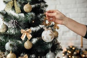 decoração da árvore de Natal em um fundo de tijolo branco. conceito de Natal e ano novo. decoração de natal foto