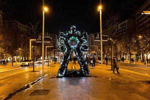 original Natal iluminação às noite dentro a espanhol cidade do Zaragoza foto