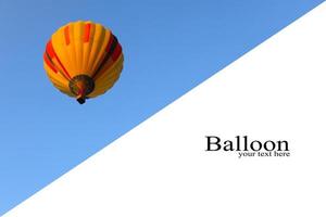 inspiração ou fundo de viagem, balão de ar quente colorido no céu azul. balão com fundo de céu azul lançamento no festival. lugar para texto foto