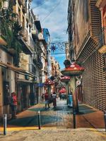 interessante característica rua dentro a velho Cidade do alicante Espanha com cumes foto