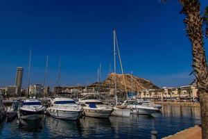 beira-mar panorama com iate porta dentro alicante Espanha em uma verão caloroso ensolarado dia foto