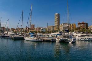 beira-mar panorama com iate porta dentro alicante Espanha em uma verão caloroso ensolarado dia foto