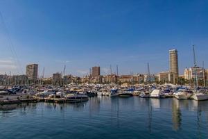 beira-mar panorama com iate porta dentro alicante Espanha em uma verão caloroso ensolarado dia foto