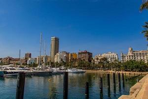 beira-mar panorama com iate porta dentro alicante Espanha em uma verão caloroso ensolarado dia foto