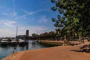 beira-mar panorama com iate porta dentro alicante Espanha em uma verão caloroso ensolarado dia foto