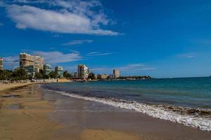 beira-mar panorama do alicante Espanha com mar e arranha-céus em uma ensolarado dia foto