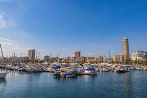 beira-mar panorama com iate porta dentro alicante Espanha em uma verão caloroso ensolarado dia foto