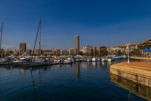 beira-mar panorama com iate porta dentro alicante Espanha em uma verão caloroso ensolarado dia foto