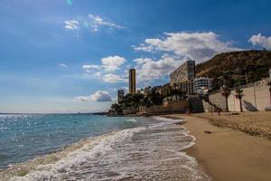 verão de praia panorama dentro a espanhol cidade do alicante em uma ensolarado dia foto