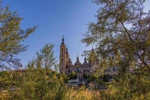 setembro outono Visão do a catedral e a rio dentro Zaragoza dentro Espanha em uma caloroso ensolarado dia foto