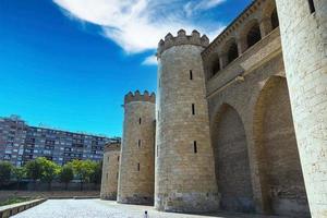 lindo ampla histórico Palácio dentro Saragoça Espanha em uma caloroso ensolarado dia foto