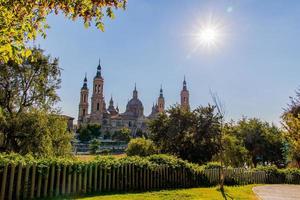 setembro outono Visão do a catedral e a rio dentro Zaragoza dentro Espanha em uma caloroso ensolarado dia foto