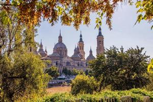 setembro outono Visão do a catedral e a rio dentro Zaragoza dentro Espanha em uma caloroso ensolarado dia foto