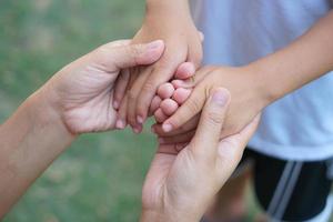 mãe segurando filhos mão para encorajar e caloroso foto