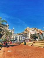 urbano panorama com passeio recorrer dentro Espanha alicante em uma ensolarado dia foto