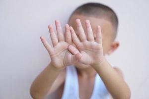 Rapazes levantar seus mãos para evita violência contra crianças. foto